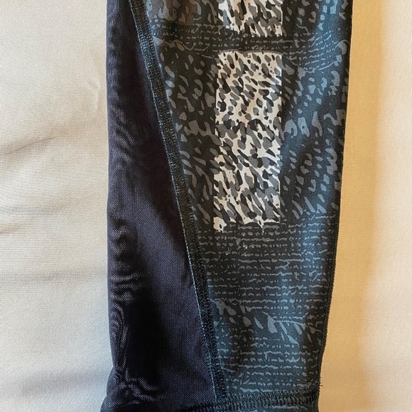 UA Compression‎ Leggings-Heat Gear- Black/Gray print- Size M- Mesh Cutouts - Picture 12 of 13